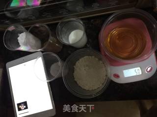草莓奶油蛋糕卷的做法步骤：1