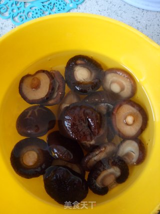 香菇红烧肉的做法步骤：1