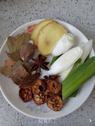 香菇红烧肉的做法步骤：2