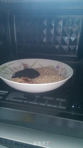 黑芝麻糙米糊的做法步骤：2