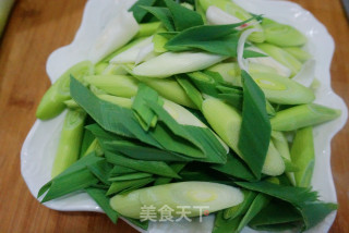 肉炒青蒜的做法步骤：1
