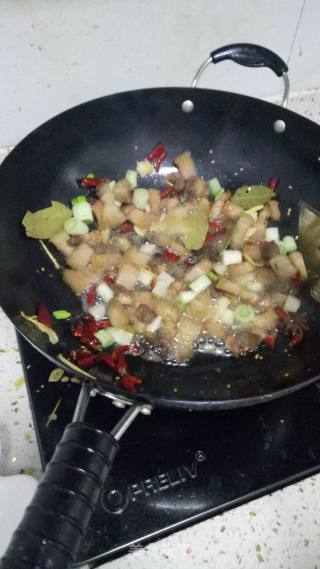 土豆烧五花肉的做法步骤：5