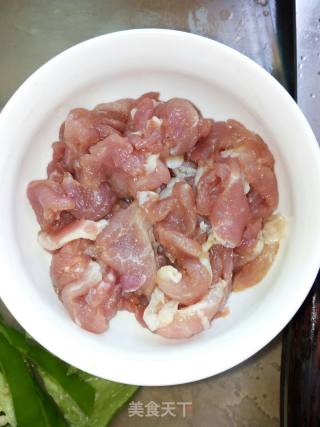 娃娃菜炒肉的做法步骤：2