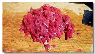 芹菜牛肉丝的做法步骤：1