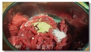 芹菜牛肉丝的做法步骤：2