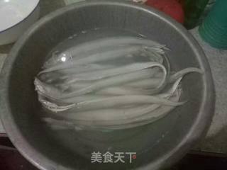 干炸带鱼的做法步骤：1
