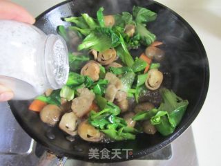 青菜草菇炒肉片的做法步骤：7