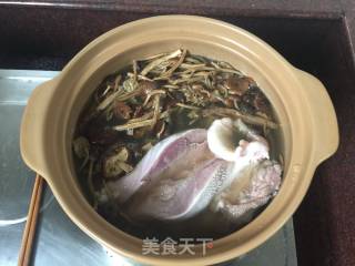 猪舌茶树菇汤的做法步骤：6