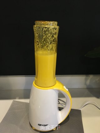菠萝雪梨汁的做法步骤：3