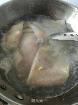 猪皮炒黄豆的做法步骤：1