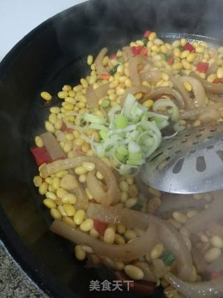 猪皮炒黄豆的做法步骤：9