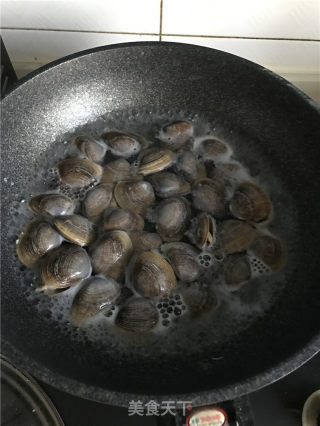 蚬子拌菠菜的做法步骤：1