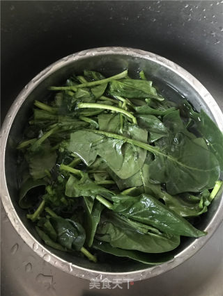 蚬子拌菠菜的做法步骤：2