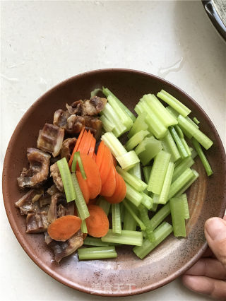 千叶豆腐炒芹菜的做法步骤：1