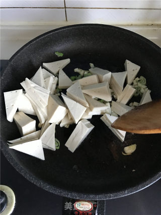 千叶豆腐炒芹菜的做法步骤：4