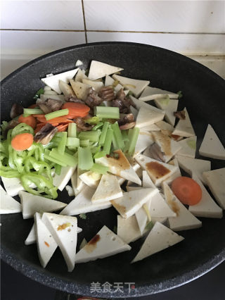 千叶豆腐炒芹菜的做法步骤：6