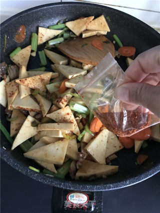 千叶豆腐炒芹菜的做法步骤：7