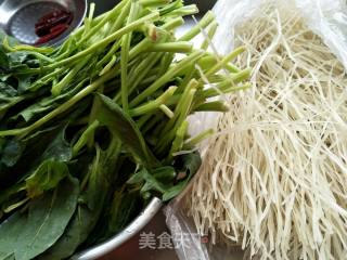 菠菜豆瓣酱炒粉条的做法步骤：1