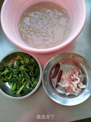 菠菜豆瓣酱炒粉条的做法步骤：2
