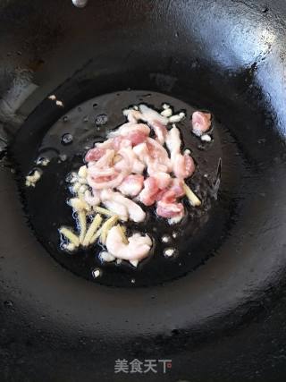 菠菜豆瓣酱炒粉条的做法步骤：3