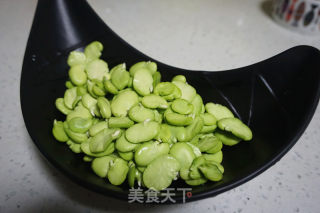 蚕豆炒腊肉的做法步骤：1