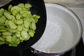 蚕豆炒腊肉的做法步骤：2