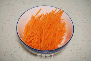 香菜小炒肉的做法步骤：2