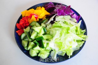 金枪鱼蔬菜沙拉的做法步骤：2