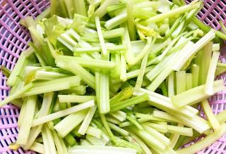 芹菜炒腊肠的做法步骤：1