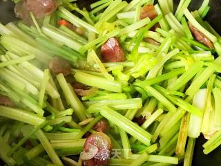 芹菜炒腊肠的做法步骤：4
