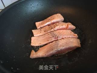 干煎三文鱼配时蔬的做法步骤：5