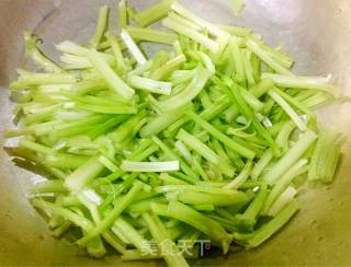 鱿鱼须爆香芹的做法步骤：1