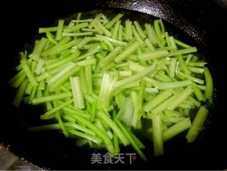 鱿鱼须爆香芹的做法步骤：2