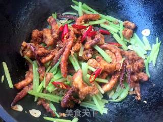 鱿鱼须爆香芹的做法步骤：13
