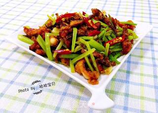 鱿鱼须爆香芹的做法步骤：14