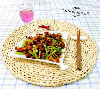 鱿鱼须爆香芹的做法步骤：16