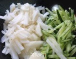 凉拌鱿鱼丝的做法步骤：2