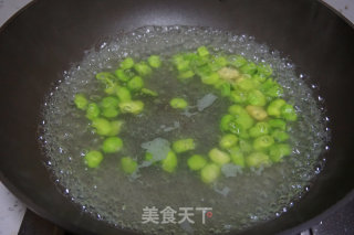 蒜台炒蚕豆的做法步骤：2