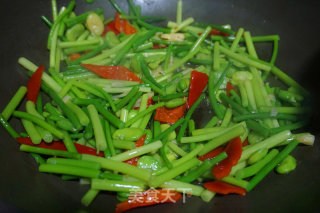 蒜台炒蚕豆的做法步骤：5