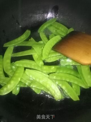补铁能手——清炒荷兰豆的做法步骤：2