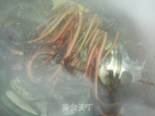 ＃春食野菜香＃香椿炒腊肉的做法步骤：1