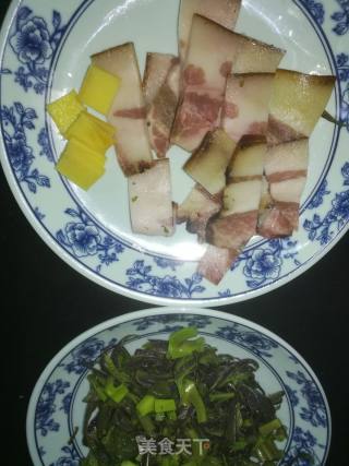 ＃春食野菜香＃香椿炒腊肉的做法步骤：2