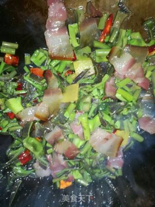 ＃春食野菜香＃香椿炒腊肉的做法步骤：5