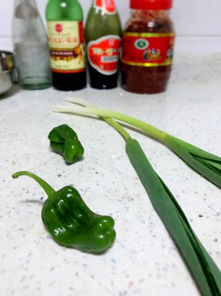 豌豆角小腊肉的做法步骤：2