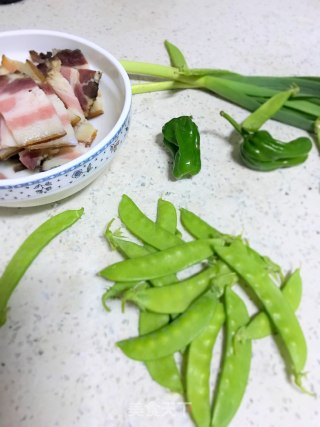 豌豆角小腊肉的做法步骤：3