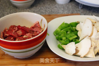 【每日新品】杏鲍菇炒牛肉的做法步骤：1