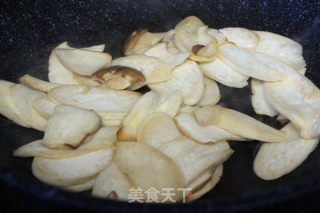 【每日新品】杏鲍菇炒牛肉的做法步骤：2