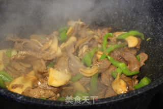 【每日新品】杏鲍菇炒牛肉的做法步骤：7