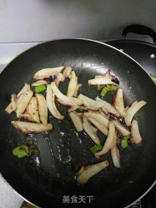 蒜苔炒凤蛸的做法步骤：1