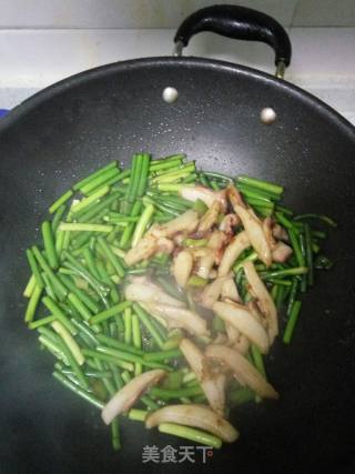 蒜苔炒凤蛸的做法步骤：3